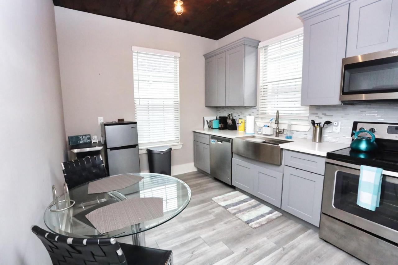 Hidden Hideaway! Bungalow 2 Blocks From The Beach! Sleeps 3 Villa Galveston Luaran gambar