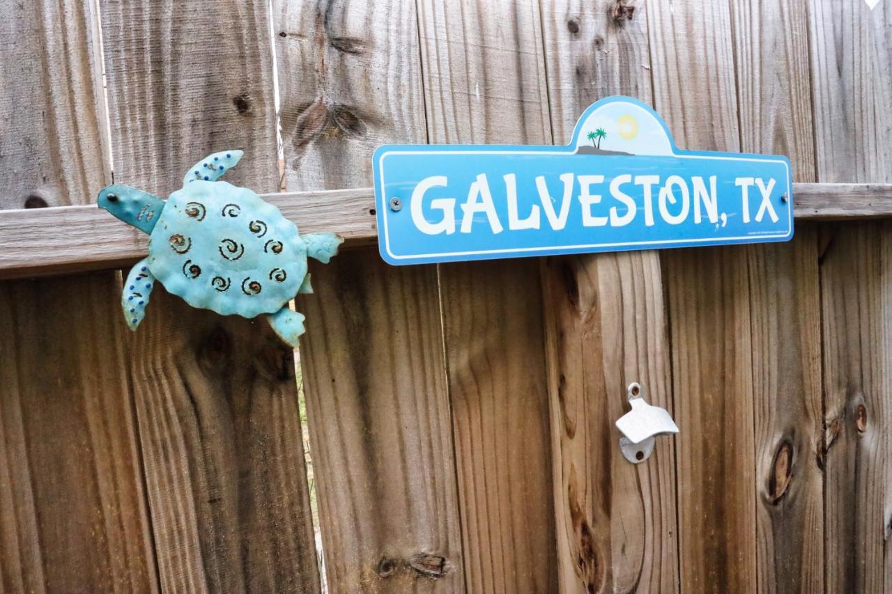 Hidden Hideaway! Bungalow 2 Blocks From The Beach! Sleeps 3 Villa Galveston Luaran gambar
